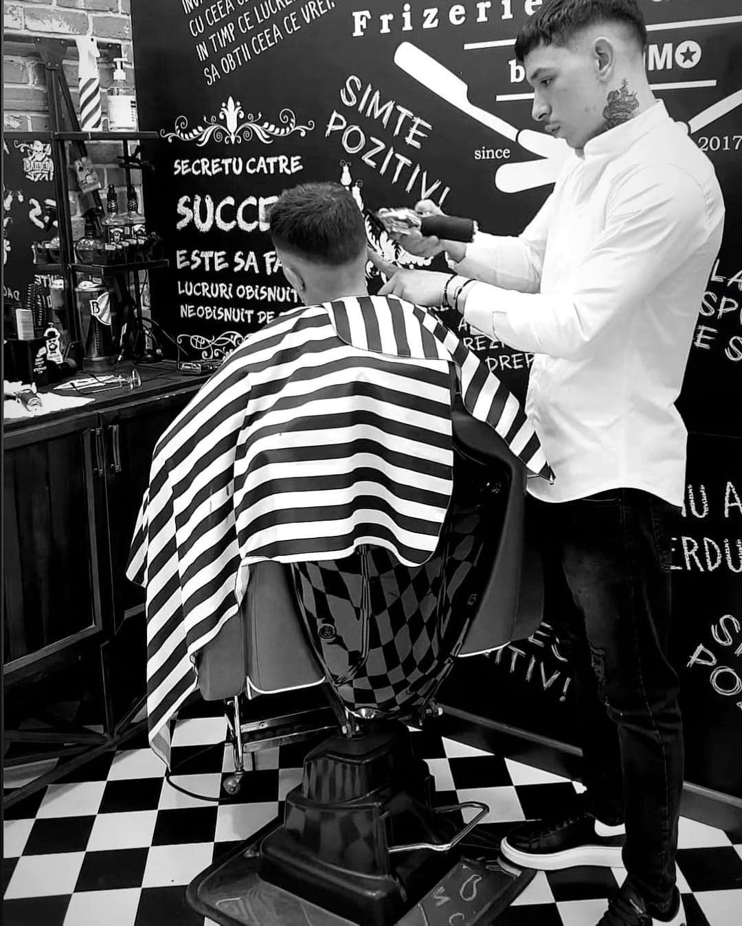 Mihael lucrând în barber shop