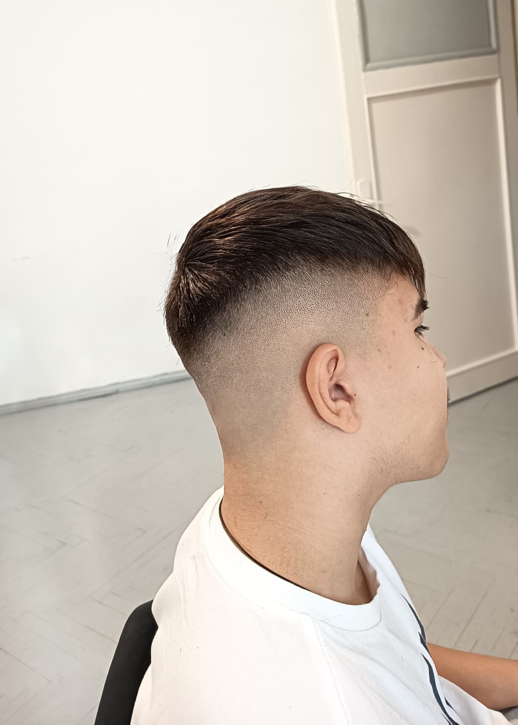 Tunsoare modernă văzută din profil